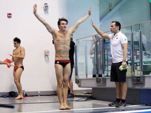 Philippe Gagné 2 Philippe Gagné suit les instruction de son entraîneur Aaron Dziver au troisième arrêt des Séries mondiales FINA à Windsor, le 15 avril 2016. (Photo par Vaughn Ridley/Diving Canada)