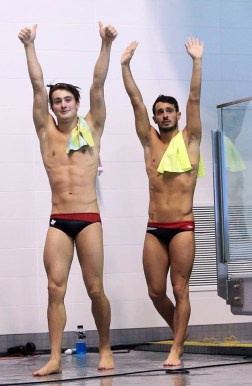 Gagné Imbeau-Dulac Philippe gagné et François Imbeau-Dulac saluent la foule au troisième arrêt des Séries mondiales FINA à Windsor, le 15 avril 2016. (Photo par Vaughn Ridley/Diving Canada)