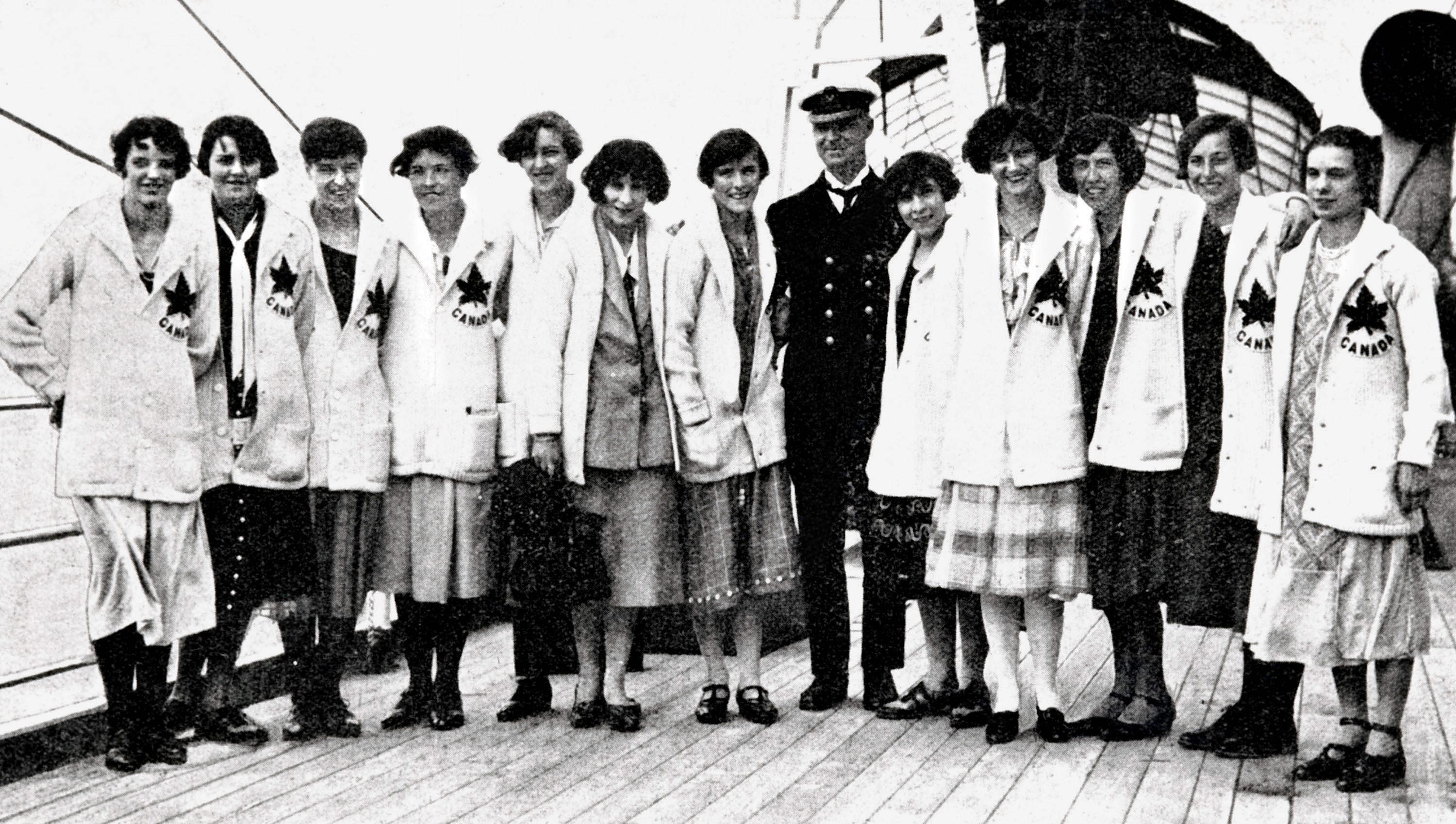 Des femmes posent sur un bateau avec un capitaine.