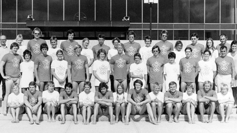 Une photo de groupe où tous le monde porte un T-shirt avec les anneaux olympiques