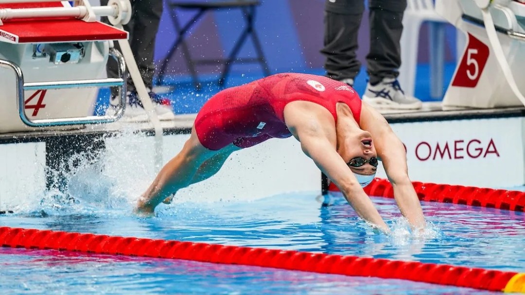 Kylie Masse plonge à l'eau.