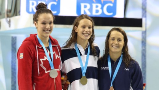 medalsw100mfree De gauche à droite : Chantal Van Landeghem, Penny Oleksiak et Sandrine Mainville lors de la remise des médailles de l'épreuve du 100 m style libre aux essais olympiques de Natation Canada. (Photo: Scott Grant pour Swimming Canada).