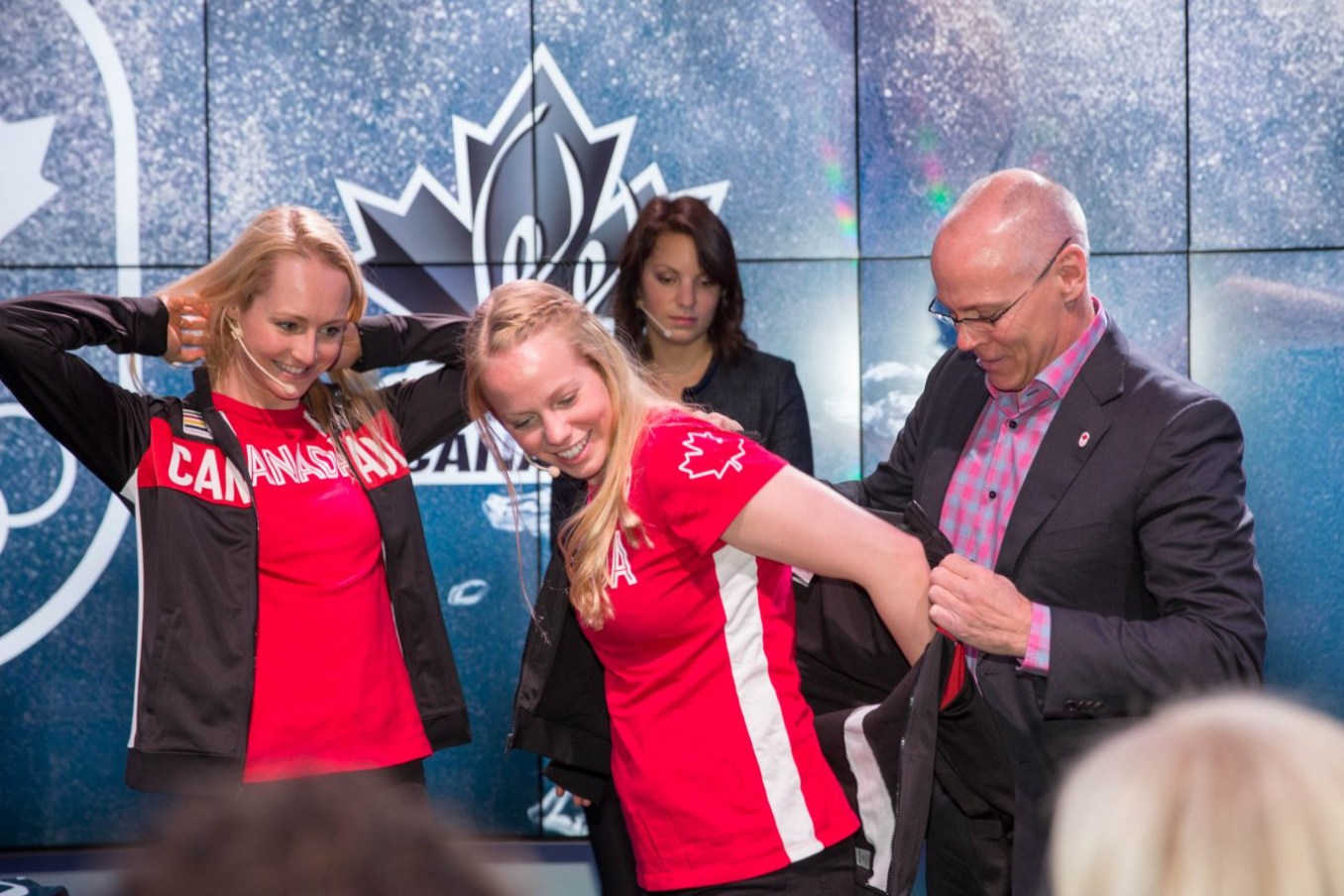 _D1_0361 Jacqueline Simoneau et Karine Thomas enfilent leurs vestes lors du dévoilement de l'équipe de nage synchronisée qui représentera le pays à Rio 2016.