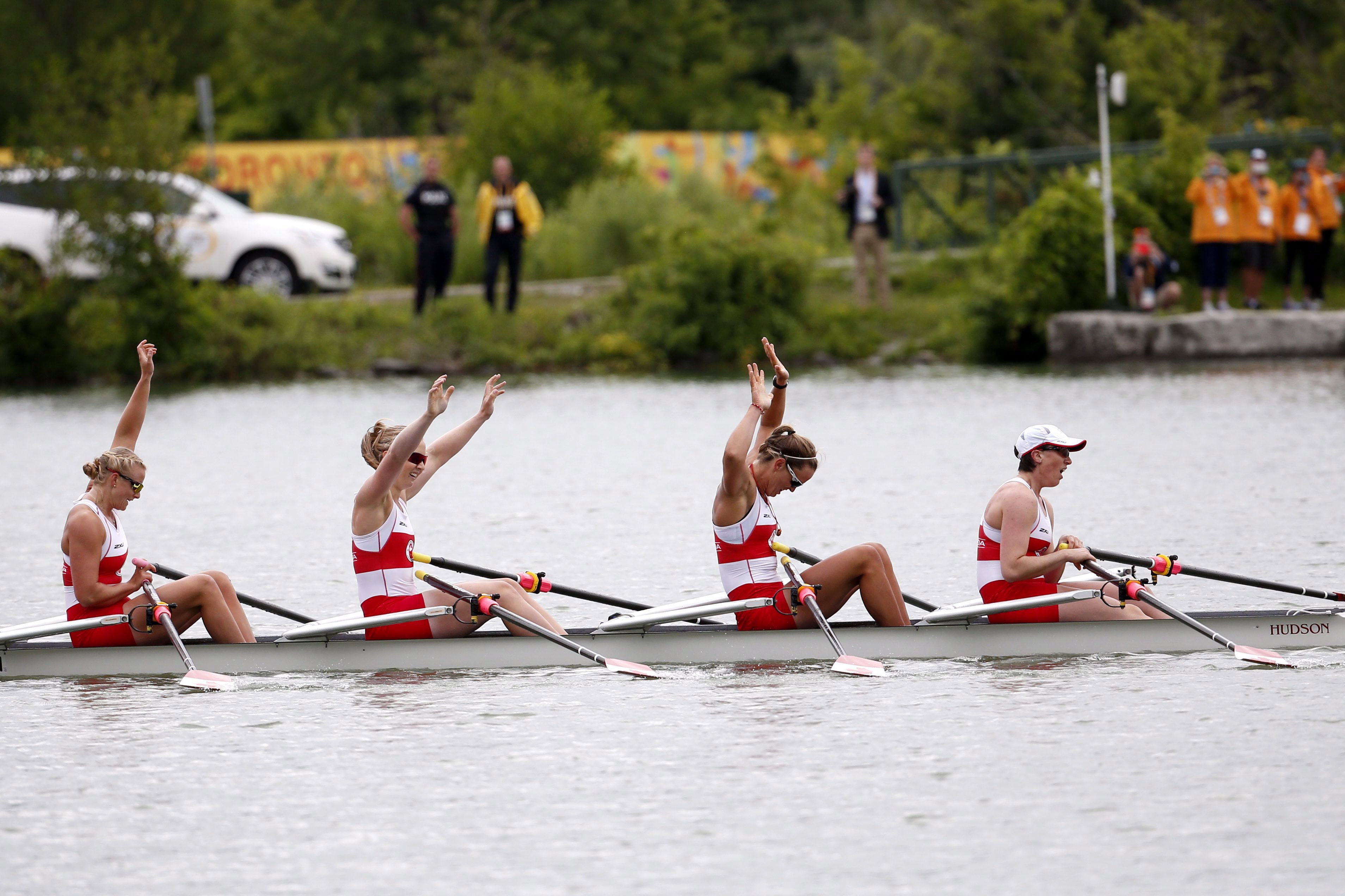 Équipe Canada - quatre de pointe féminin. Kate Goodfellow, Kerry Shaffer, Carling Zeeman et Antje Von Seydlitz après leur conquête de la médaille d’or aux Jeux panaméricains de 2015. (AP Photo/Julio Cortez)