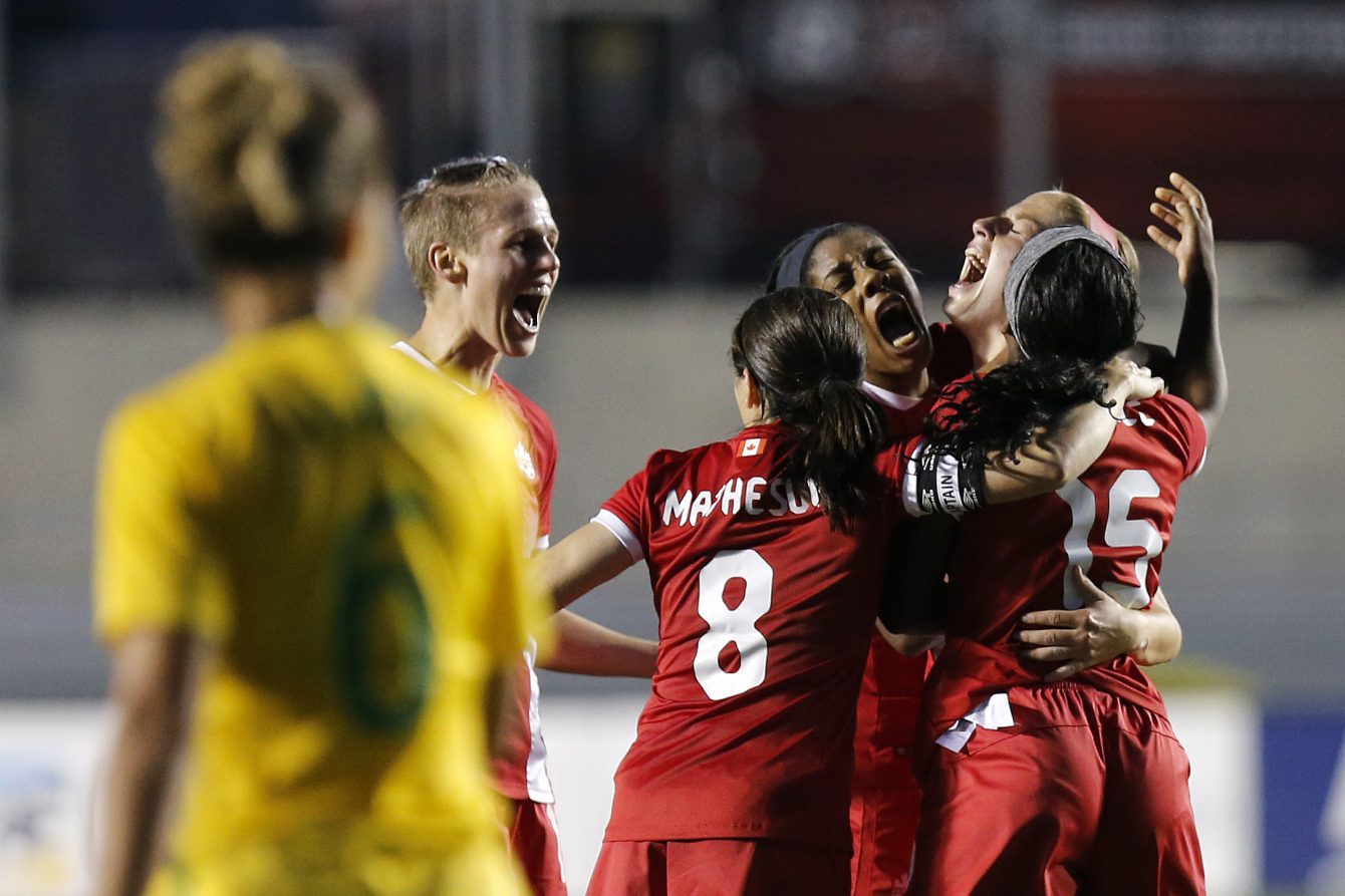 Janine Beckie (droite) célèbre son dernier but qui donne la victoire au Canada (1-0) dans le match amical contre le Brésil, le 7 juin 2016 à Ottawa. (Greg Kolz)