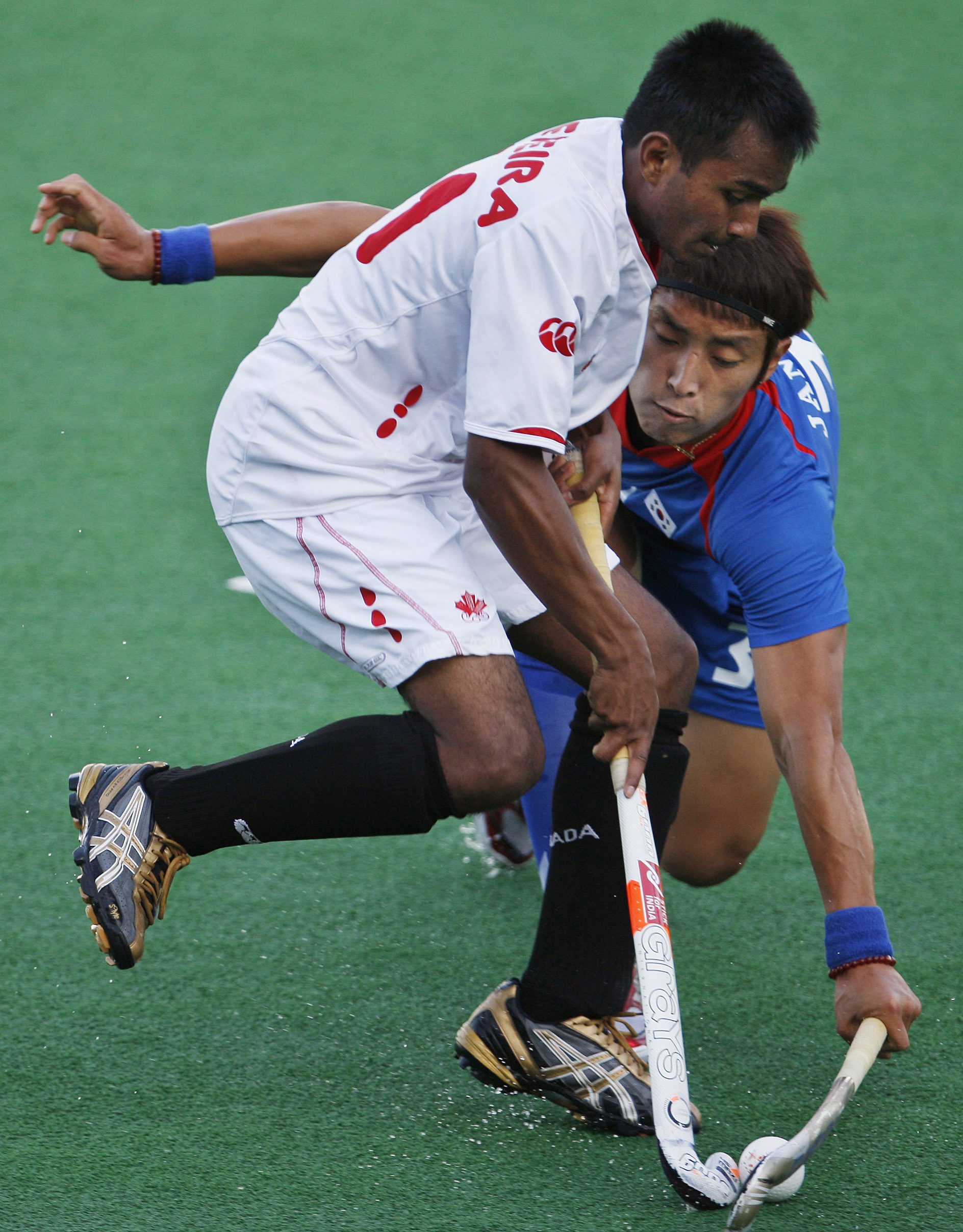 Le Canadien Keegan Pereira, en blanc, lors d'un match de Coupe du monde de la fédération internationale de hockey sur gazon. (AP Photo/Saurabh Das)