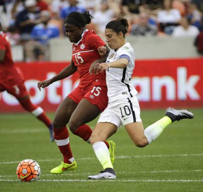 Nichelle Prince (gauche), Carli Lloyd (droite), Canada c. États-Unis, le 21 février 2016, lors du tournoi de qualification olympique de la CONCACAF, à Houston.