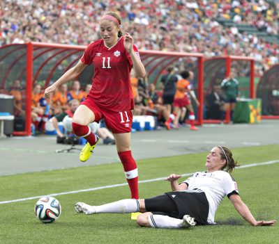 Janine Beckie (gauche), Wibke Meister (droite), Canada c. Allemagne, le 16 août 2014, à Edmonton.