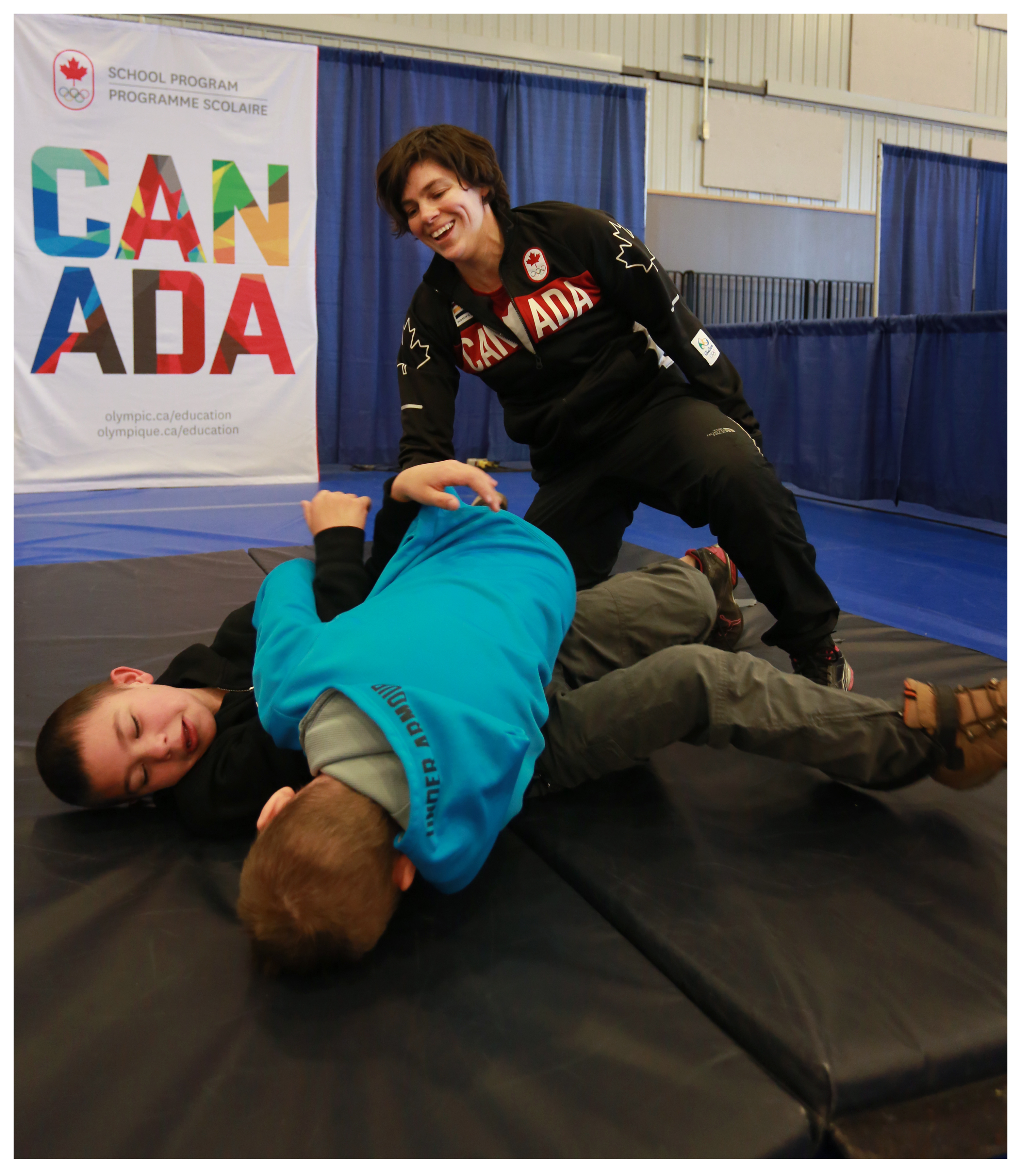 L'olympienne Martine Dugrenier s'est amusée à lutter avec les familles présentes au SportFest de St.-John's, le 4 juin 2016.