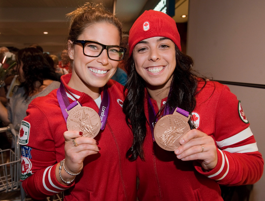 Meaghan Benfeito (droite) et Roseline Filion avec leur médaille de bronze des Jeux de Londres, le 13 août 2012.