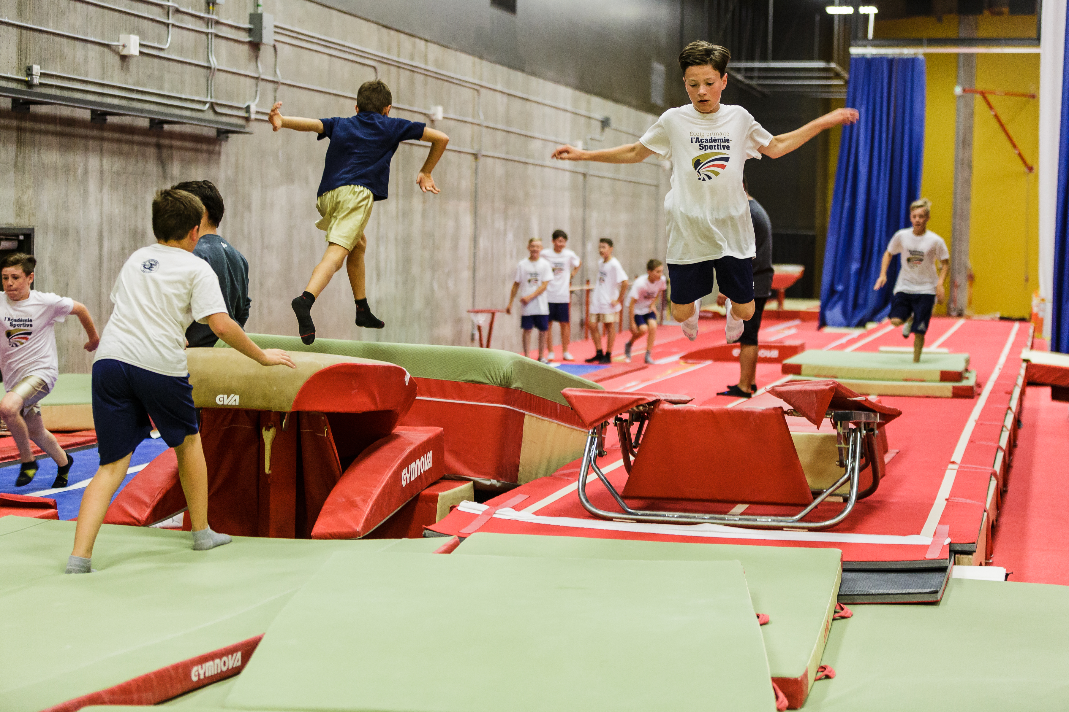 Des jeunes essayant les appareils de gymnastique lors de la Journée olympique de Montréal, au stade olympique, le 10 juin 2016.