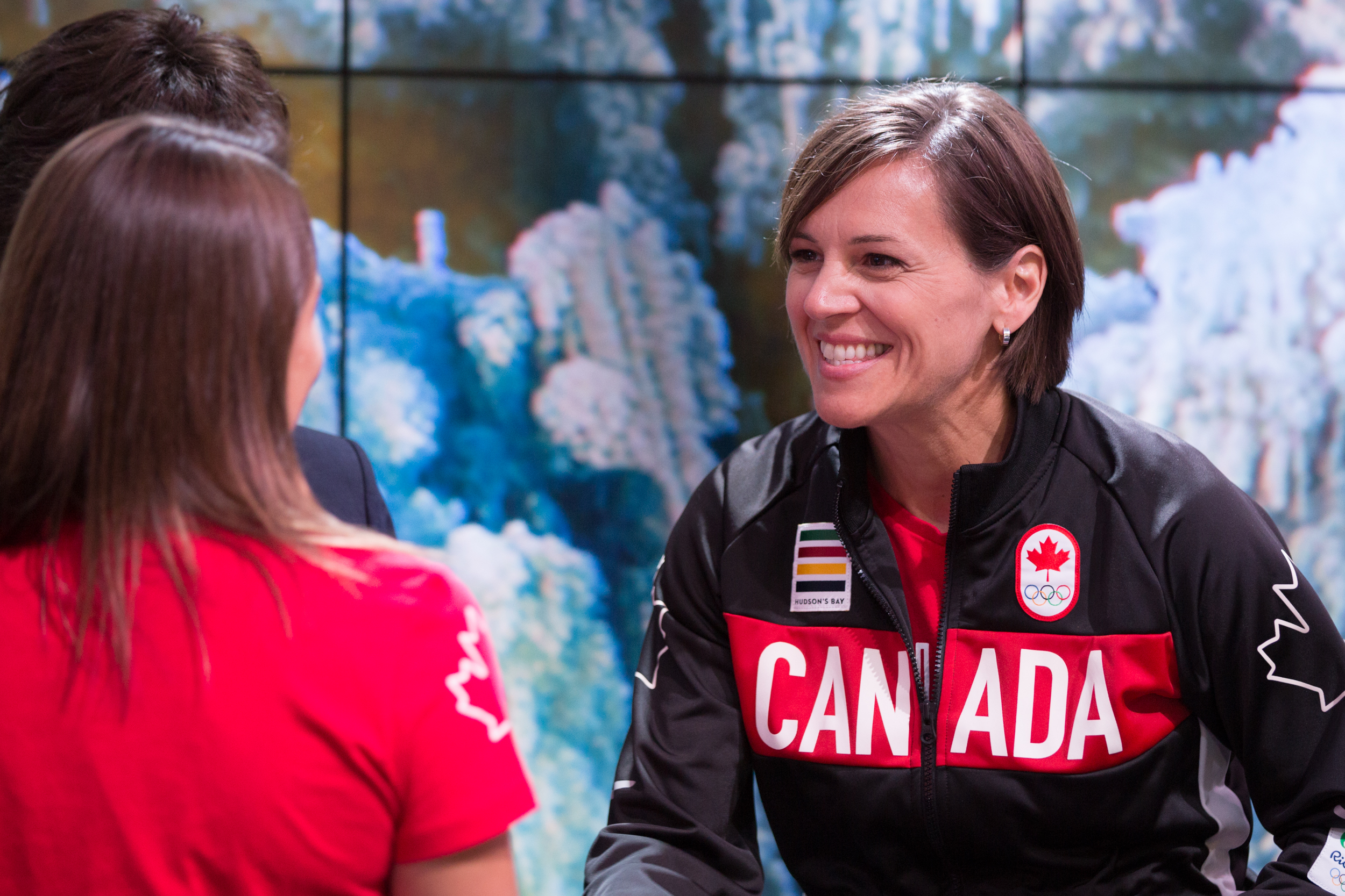 Pamela Ware et la chef de mission adjointe Isabelle Charest lors de l'annonce de l'équipe olympique de plongeon pour Rio 2016.