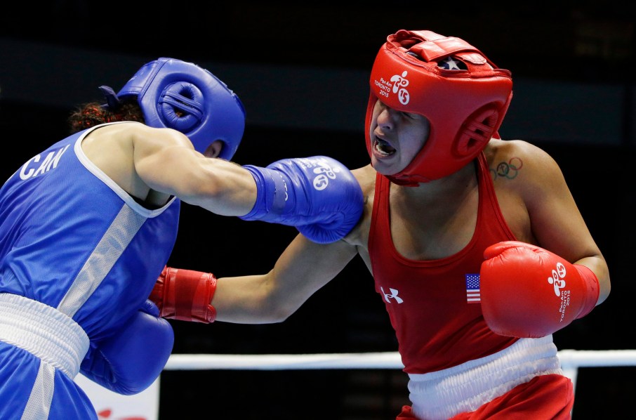 Mandy Bujold, Marlin Esparza Mandy Bujold (gauche – bleu) et Marlin Esparza lors de la finale aux Jeux panaméricains de Toronto, 2015. (AP Photo/Rebecca Blackwell)