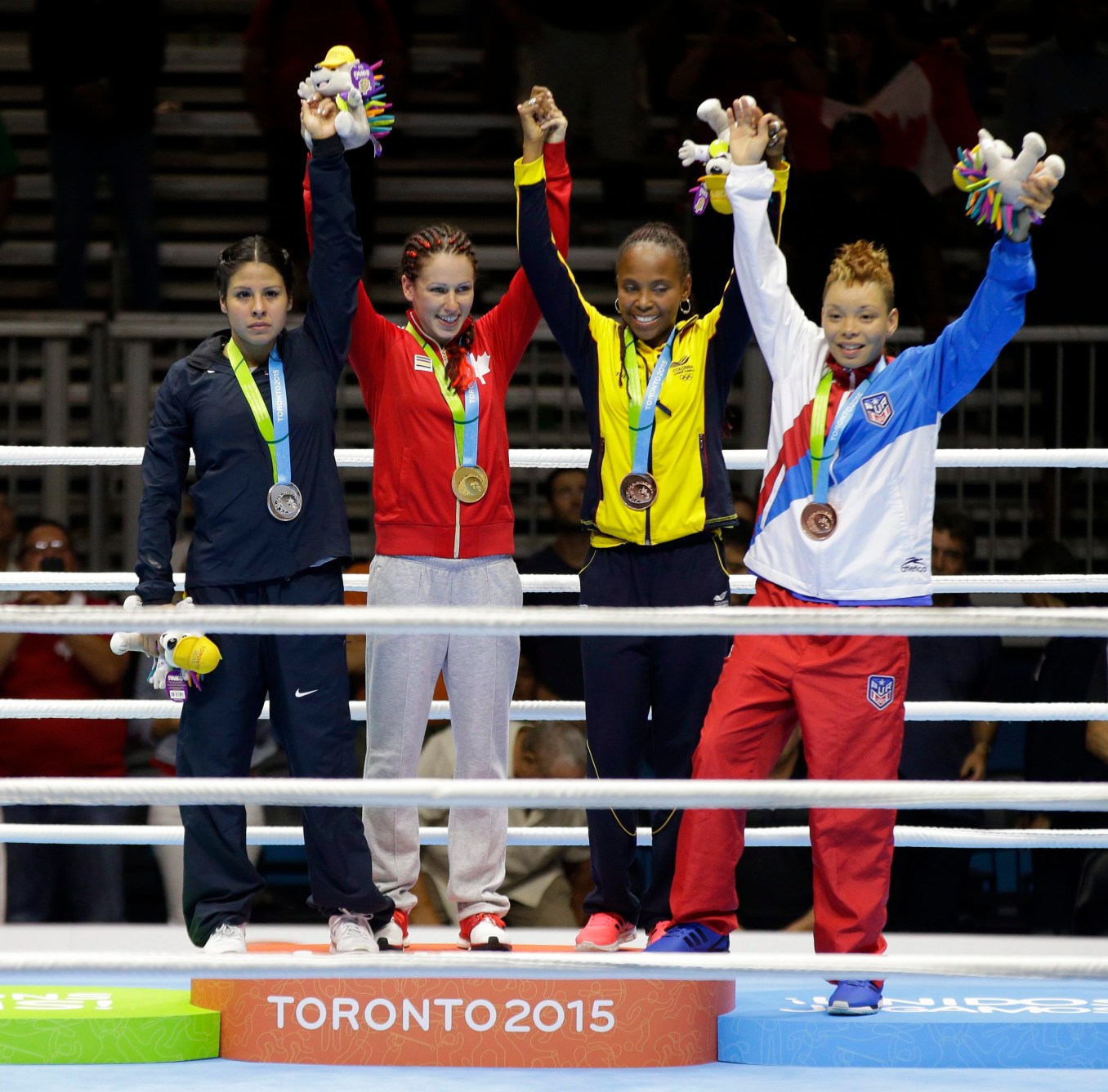 Marlin Esparza, Mandy Bujold, Ingrit Lorena Valencia Victoria, Monica Gonzalez Rivera Mandy Bujold (deuxième à droite) célèbre sa médaille d'or remportée aux Jeux panaméricains de Toronto.