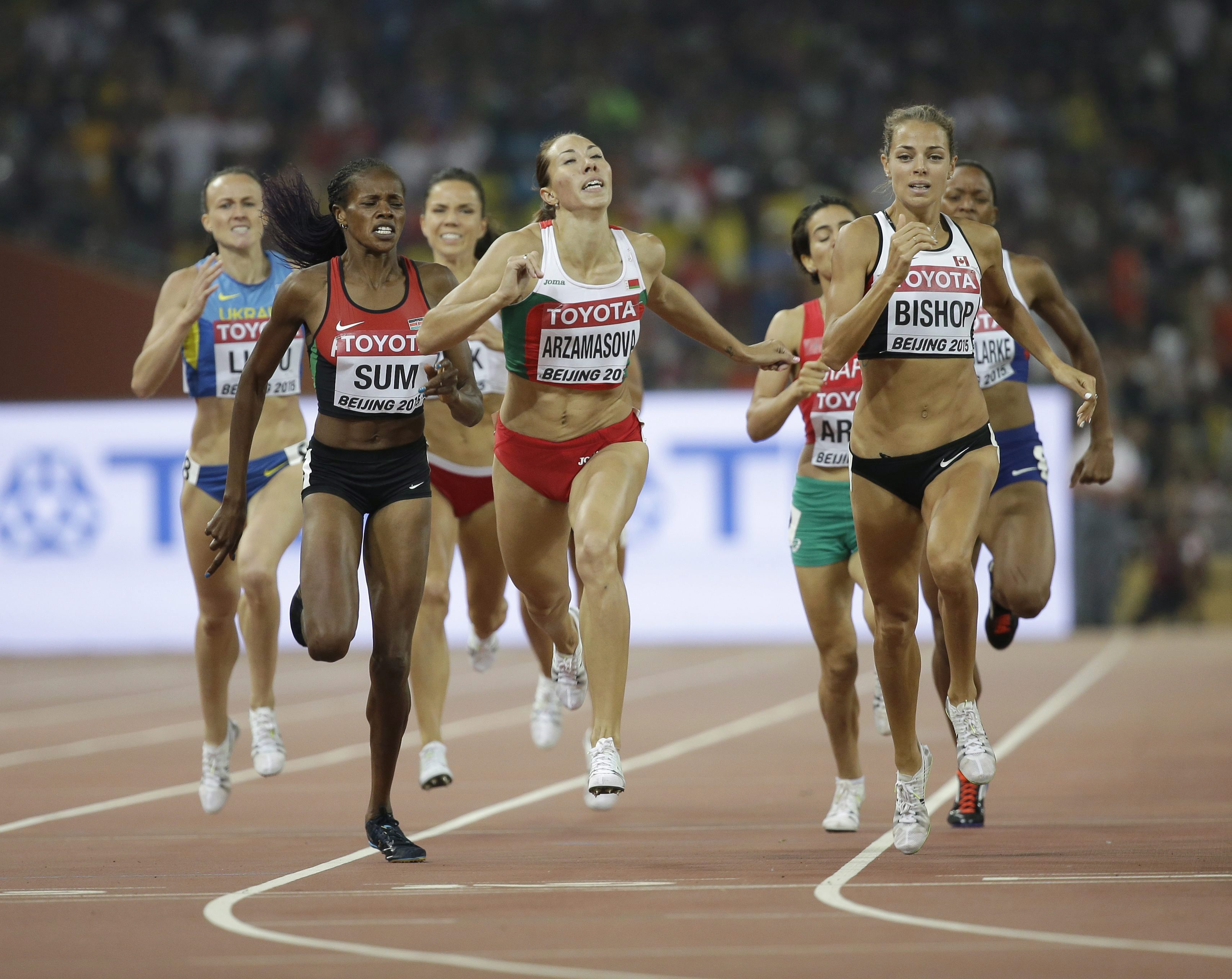 Melissa Bishop (droite) croise le fil d'arrivée de l'épreuve 800 m des Mondiaux d'athlétisme de Beijing, le 29 août 2015. (AP Photo/Ng Han Guan)(AP Photo/David J. Phillip)