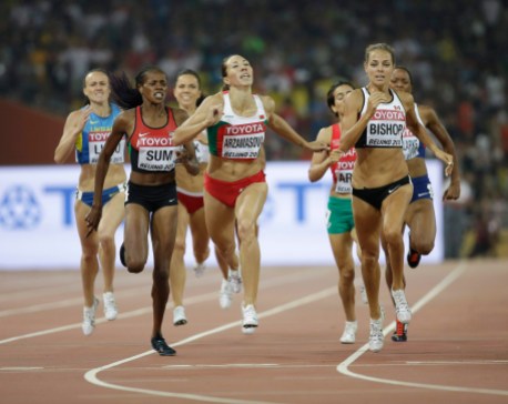 China Athletics Worlds Melissa Bishop (droite) croise le fil d'arrivée de l'épreuve 800 m des Mondiaux d'athlétisme de Beijing, le 29 août 2015. (AP Photo/Ng Han Guan)(AP Photo/David J. Phillip)