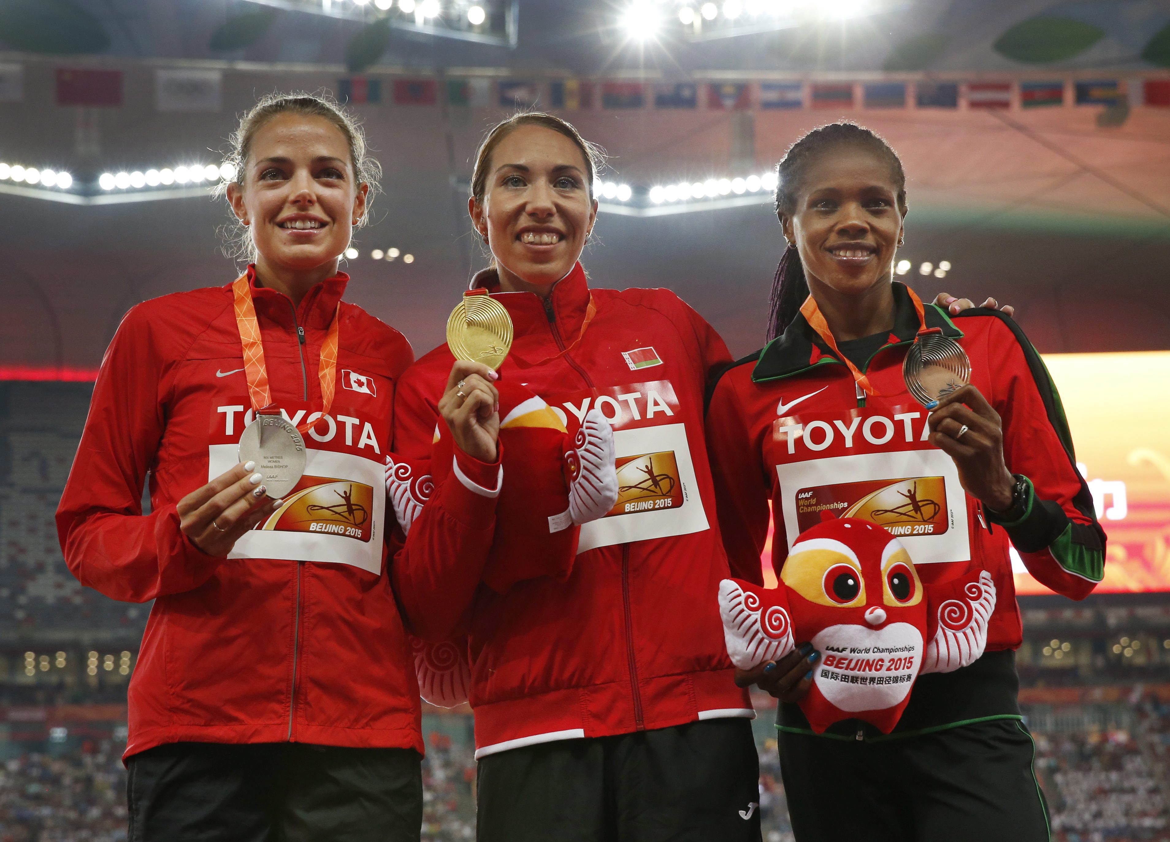 Melissa Bishop, gauche, sur la deuxième marche du podium de l'épreuve 800 m des Mondiaux d'athlétisme de Beijing, le 29 août 2015. (AP Photo/Ng Han Guan)