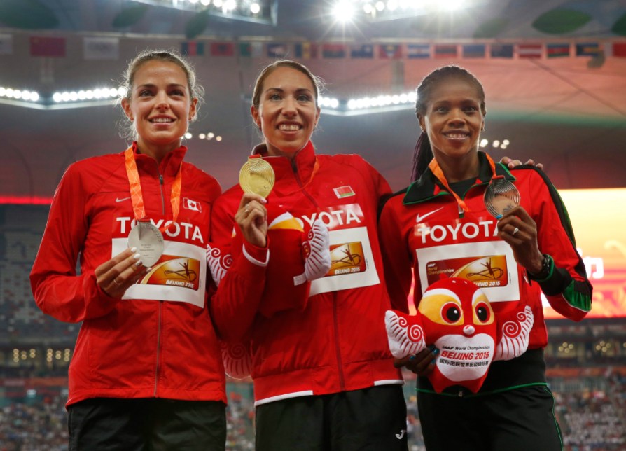 Mondiaux d'athlétisme 2015 Melissa Bishop, gauche, sur la deuxième marche du podium de l'épreuve 800 m des Mondiaux d'athlétisme de Beijing, le 29 août 2015. (AP Photo/Ng Han Guan)