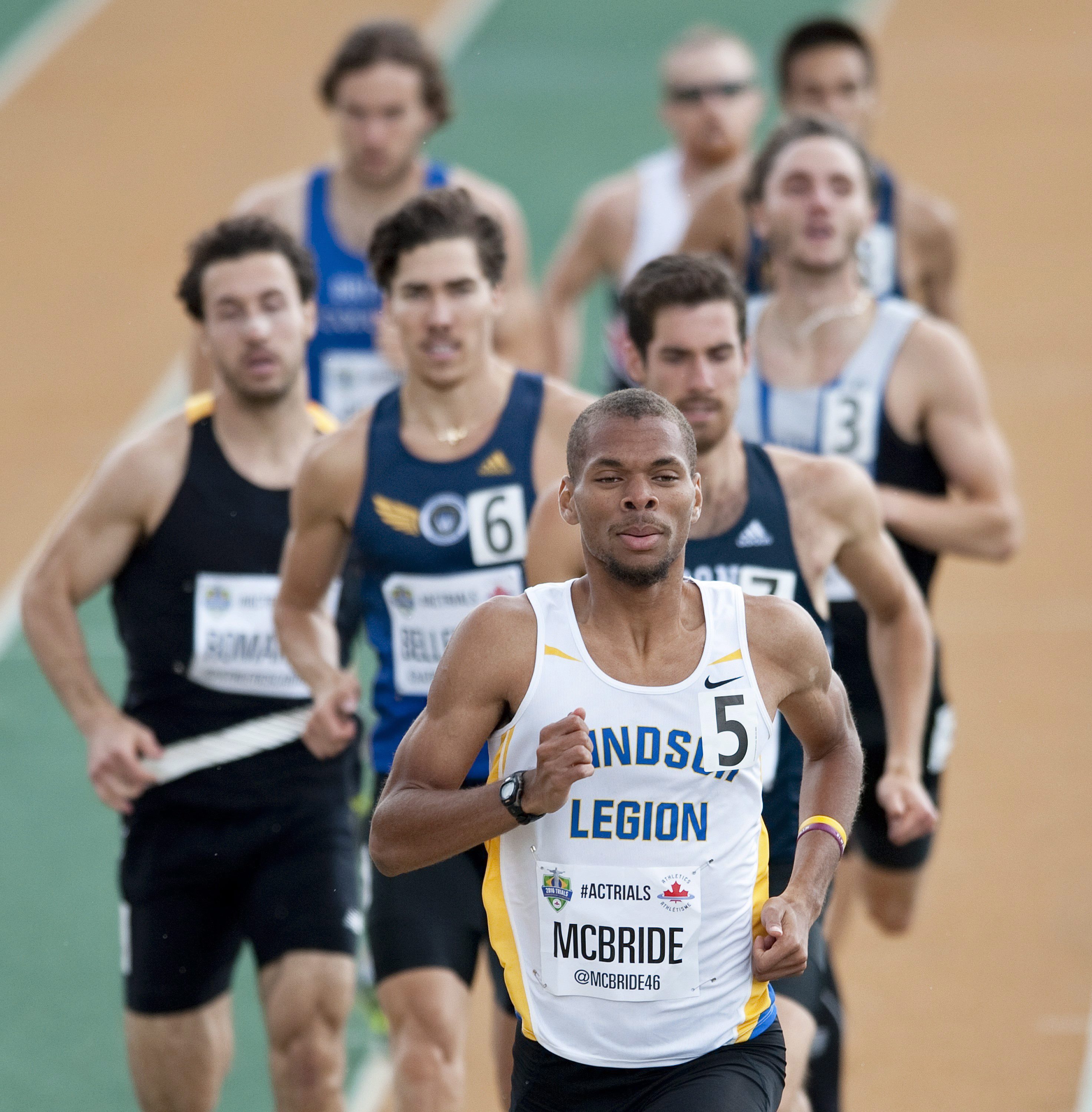 Brandon McBride mène le groupe de fondeur au 800 m durant les Essais olympiques d’Edmonton, 10 juillet 2016. THE CANADIAN PRESS/Dan Riedlhuber