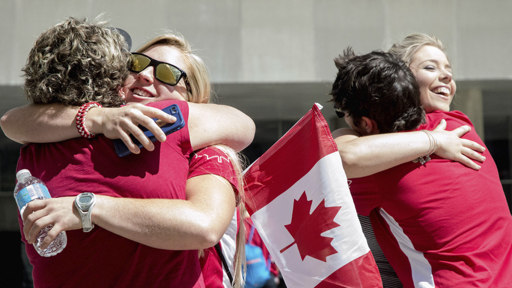 Britt Benn et Kayla Moleschi avec amis et familles avant l’annonce officielle de l’équipe de rugby, 2016. (Tavia Bakowski/COC)