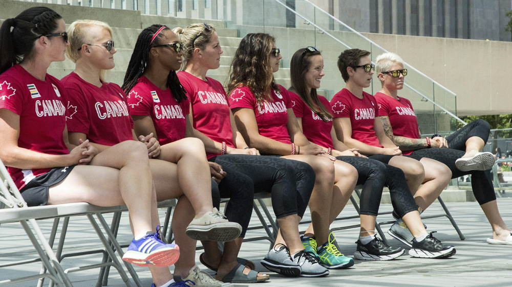 Les membres de l’équipe olympique canadienne de rugby lors de l’annonce officielle au Nathan Phillips Square de Toronto, 2016. (Tavia Bakowski/COC)