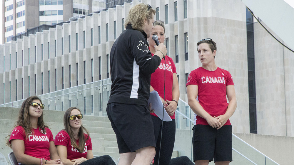 Ghislaine Landry et le chef de mission Curt Harnett durant la célébration de l’équipe de rugby canadienne, 2016. (Tavia Bakowski/COC)