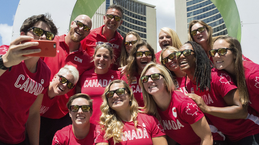 L’équipe canadienne de rugby devant le signe de « Toronto » au Nathan Phillips Square, le 26 juillets 2016. (Tavia Bakowski/COC)
