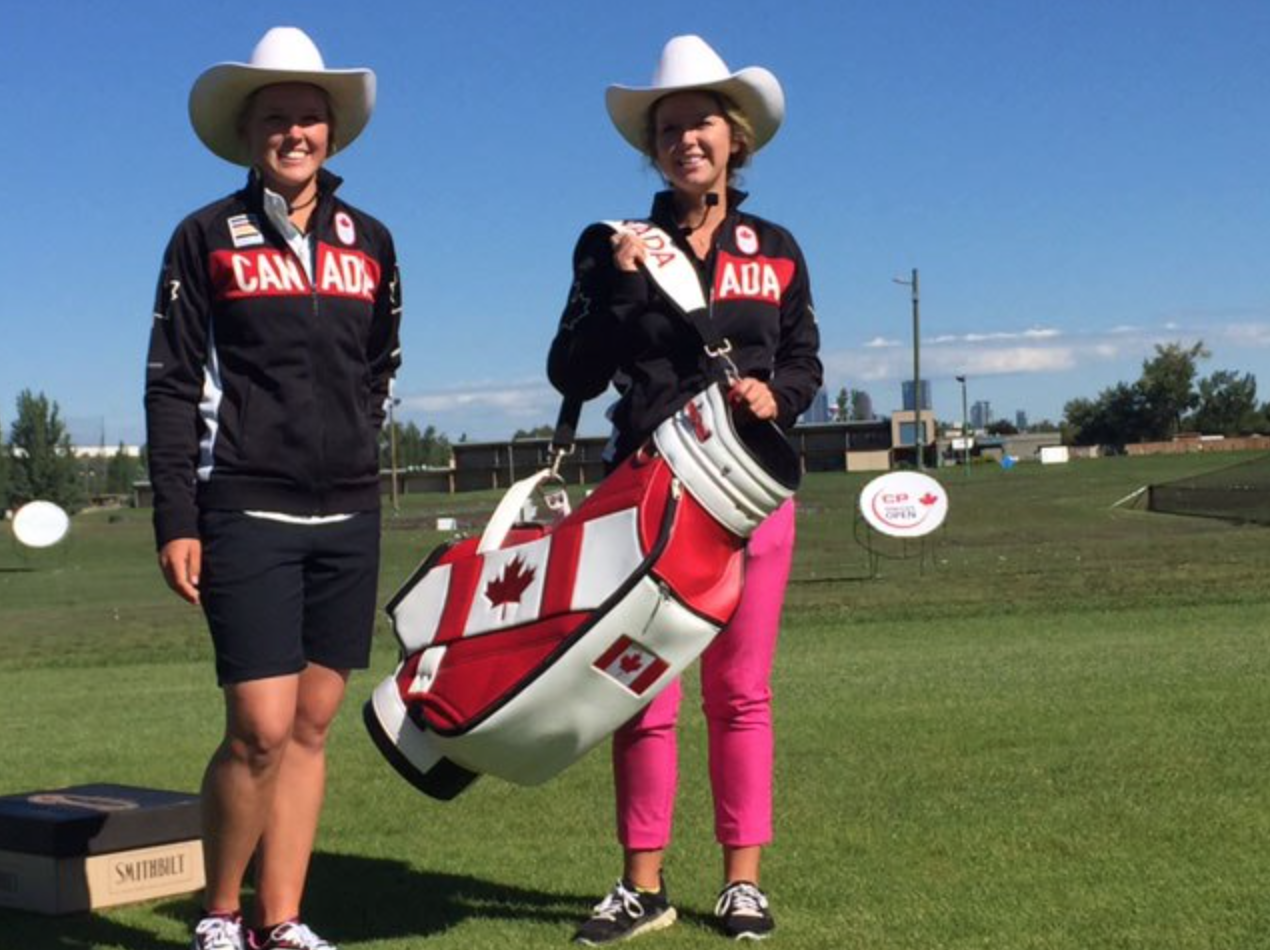 Brooke Henderson et sa soeur Brittany qui l'accompagnera sur le terrain comme caddie à Rio cet été. (Tania Barkowski / COC)