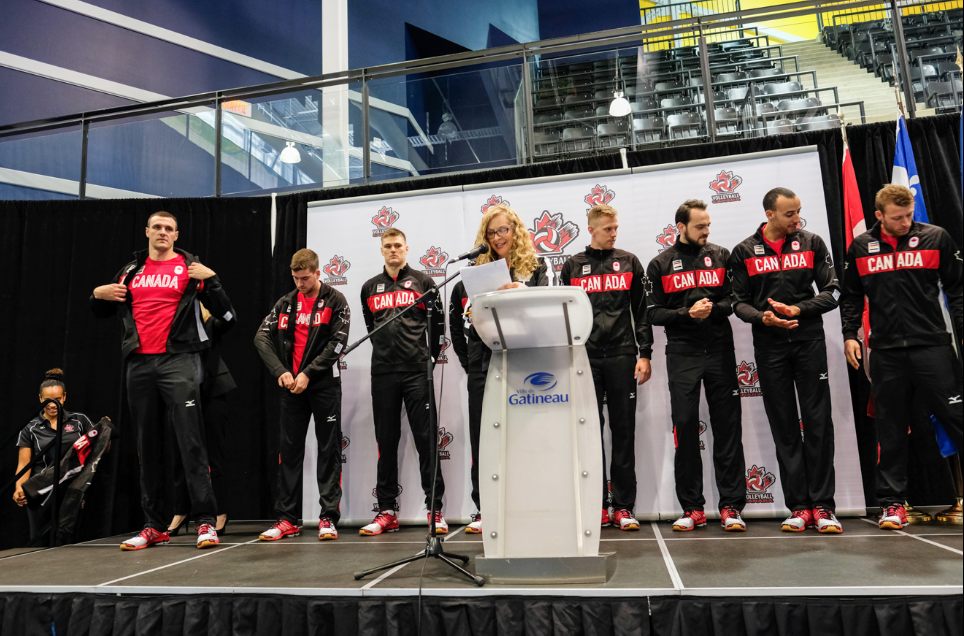 Gavin Schmitt reçoit sa veste d'équipe le 22 juillet 2016, à Gatineau. (Thomas Skrlj/COC)