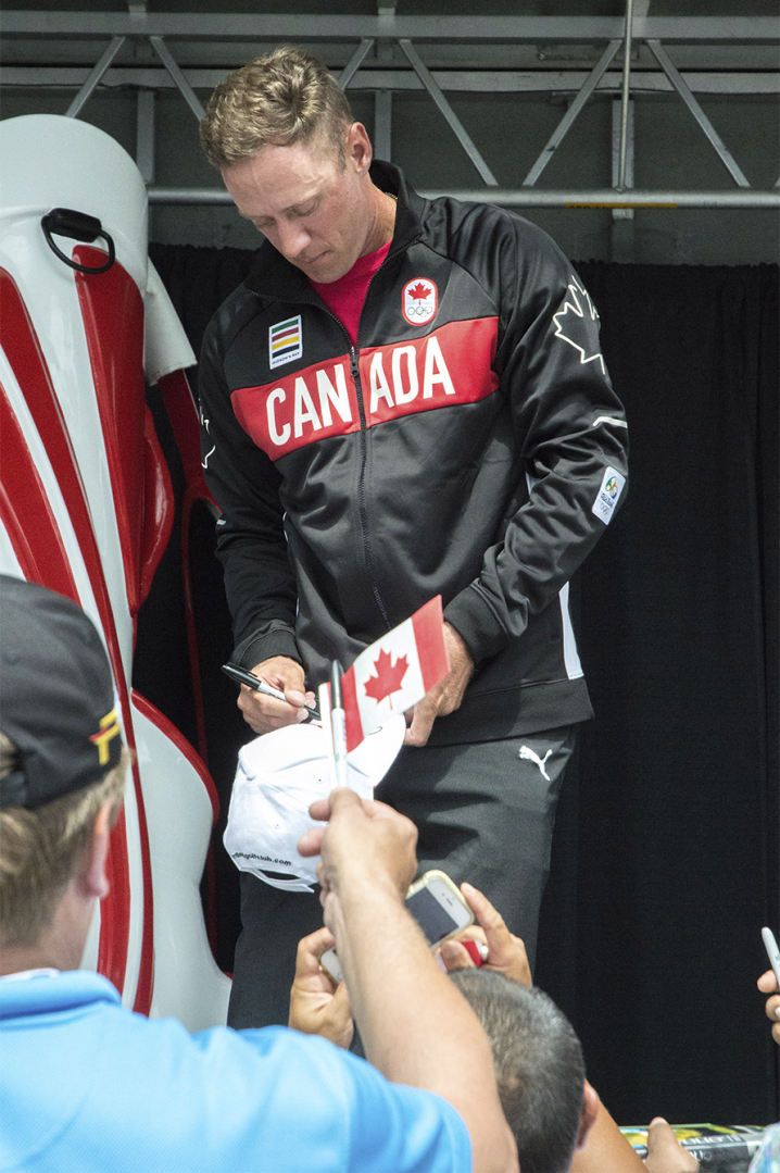 Graham DeLaet signe des autographes au Glenn Abbey Golf Club, le 19 Juillet 2016. (Tania Barkowski / COC)