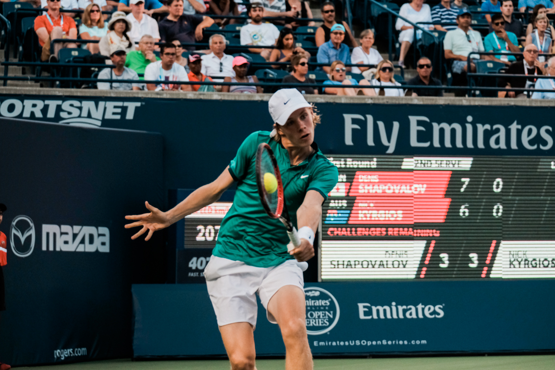Denis Shapovalov lors de son match de premier tour à la Coupe Rogers de 2016 contre l'Australien Nick Kyrgios. COC