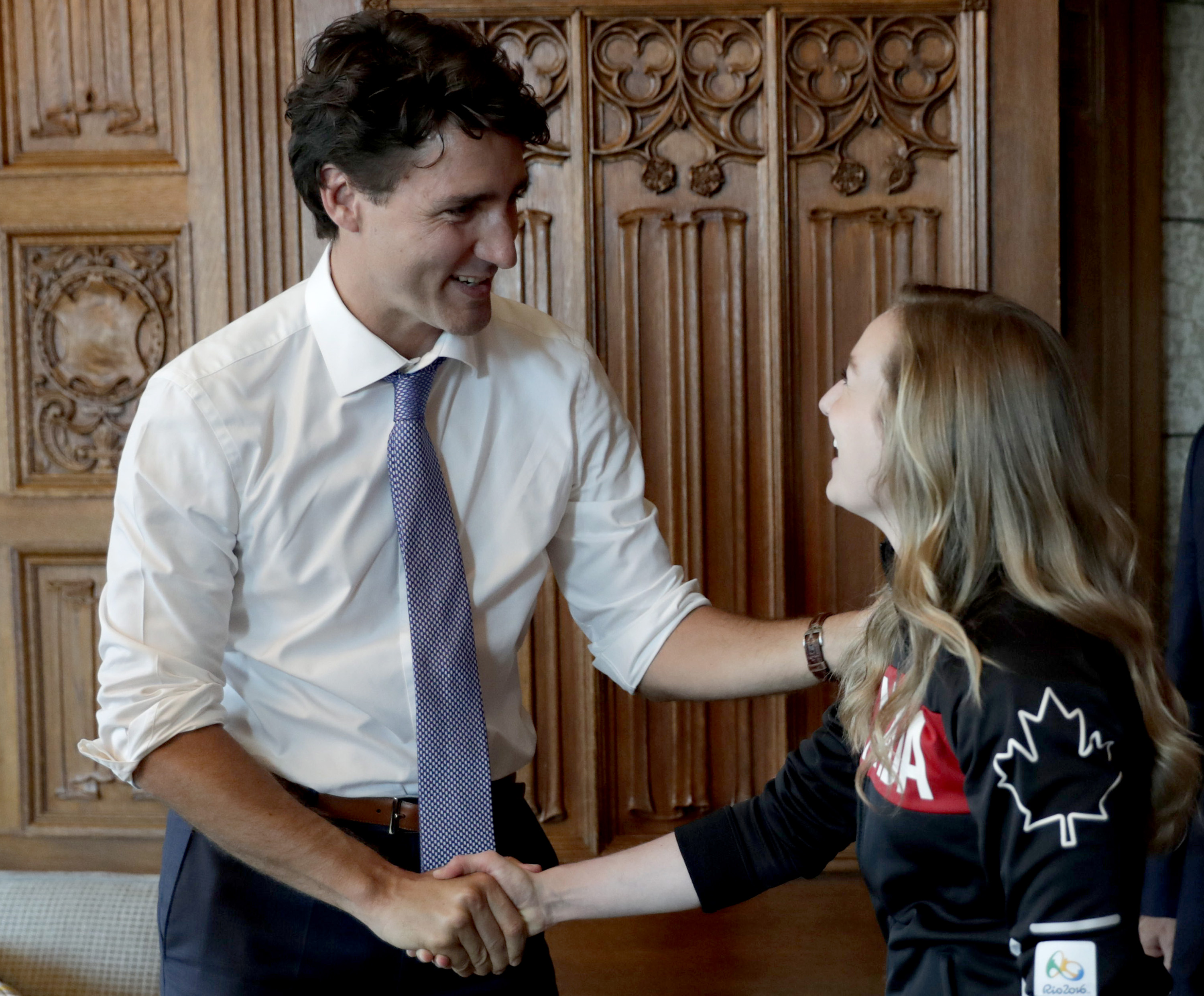 Le premier ministre Justin Trudeau et Rosie MacLennan lors du dévoilement du porte-drapeau à la Colline du parlement, le 21 juillet 2016 à Ottawa.