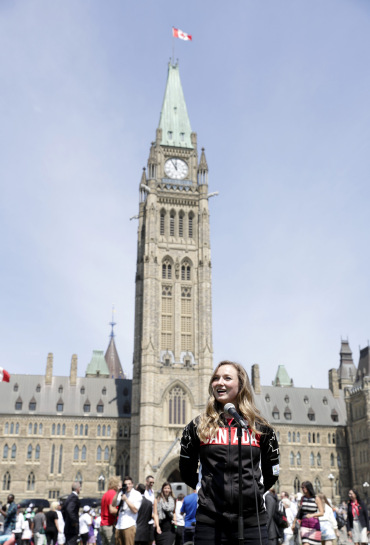 Rosie MacLennan lors du dévoilement du porte-drapeau à la Colline du parlement, le 21 juillet 2016 à Ottawa.