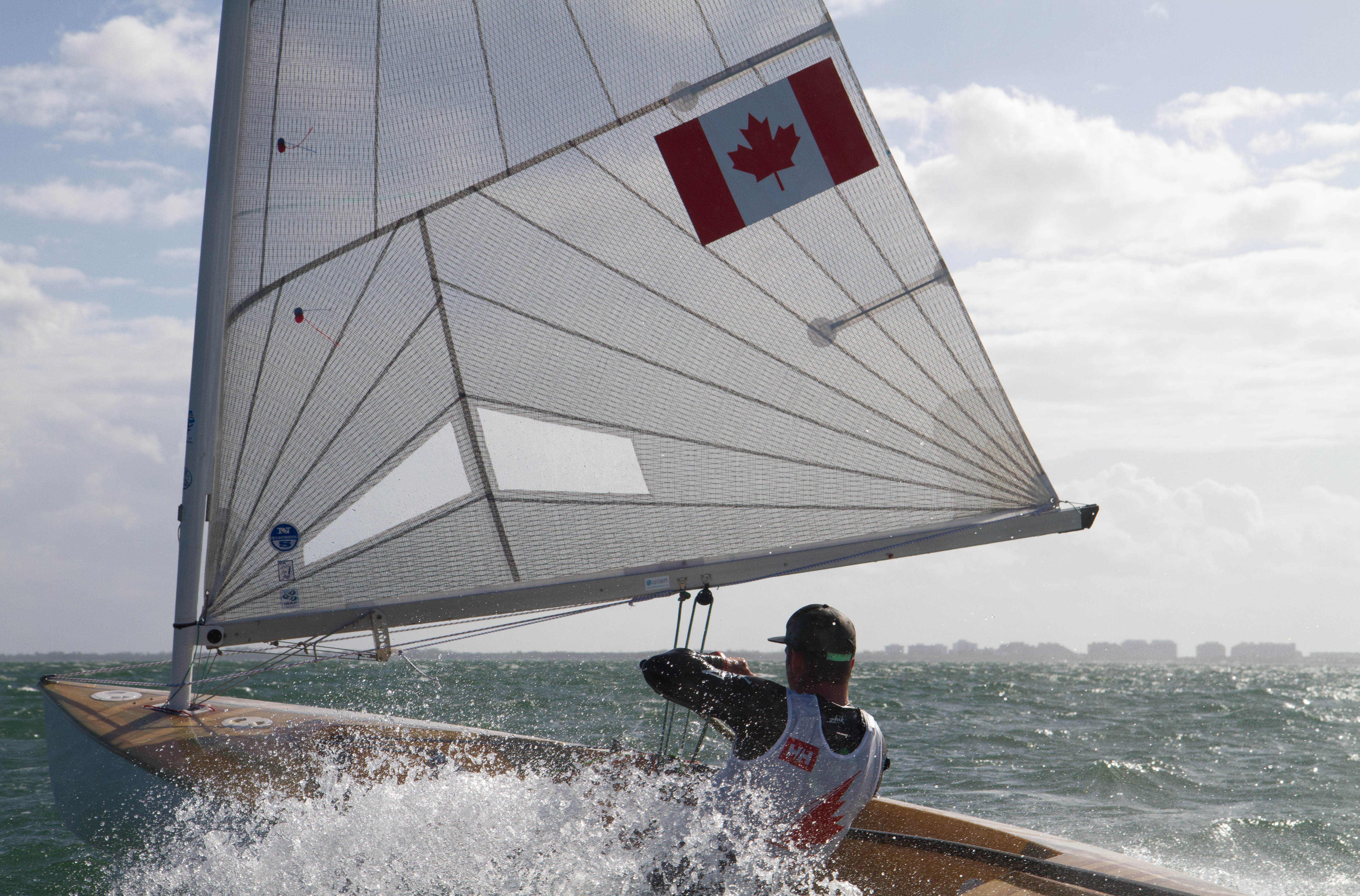 Tom Ramshaw à l'épreuve du finn masculin.