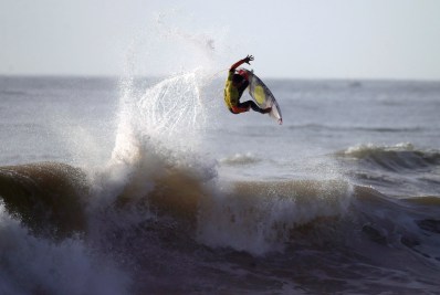 Portugal Surf Medina Le champion du monde en surf, le Brésilien Gabriel Medina, au Moche Rip Curl Pro Portugal surf contest à la plage de Supertubos, à Peniche, au Portugal ,le 10 octobre 2014. (AP Photo/Francisco Seco)