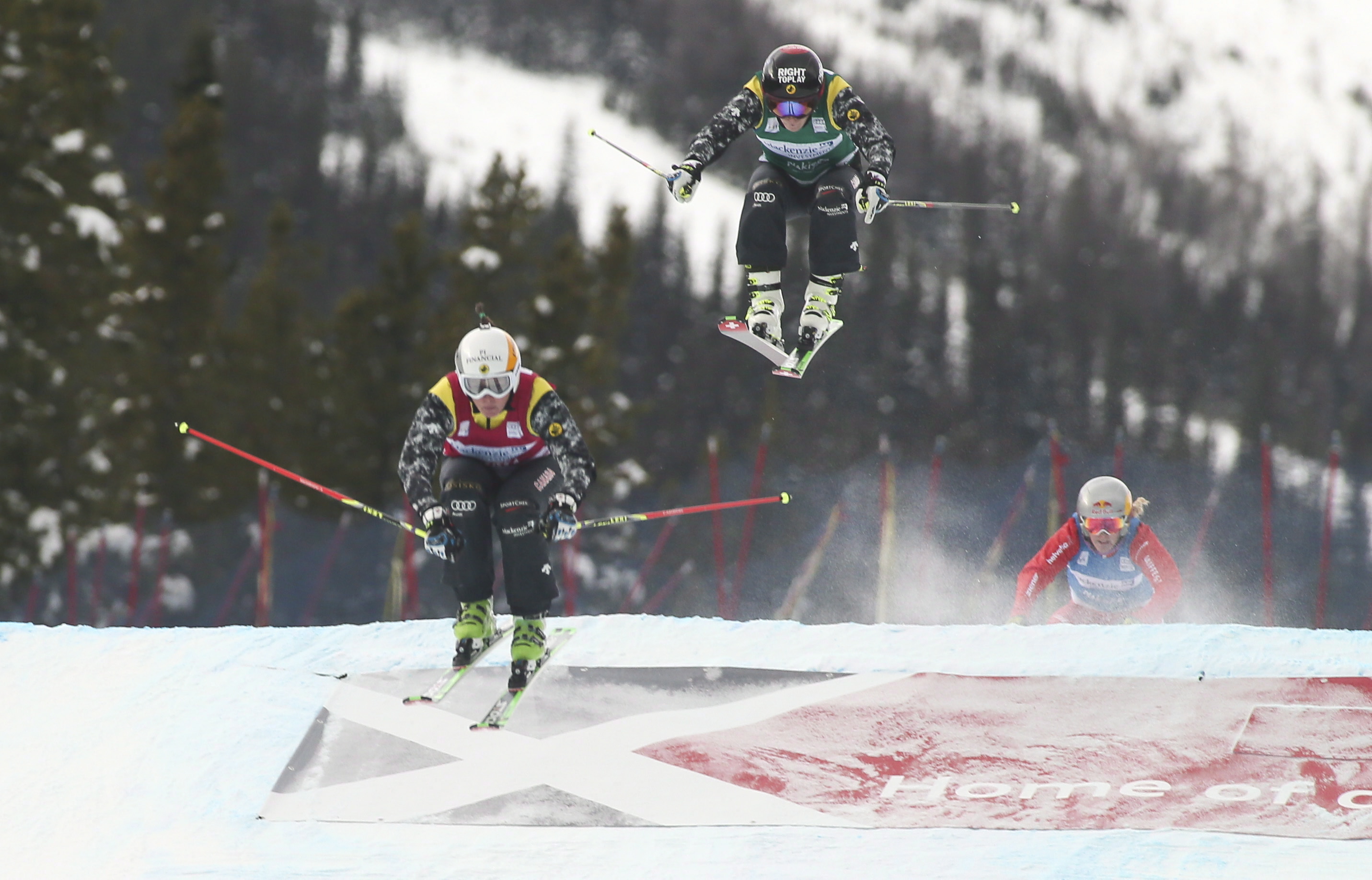 Georgia Simmerling (au deuxième rang) derrière Marielle Thompson à la Coupe du monde de Nakiska en 2014.