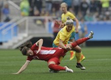 Jessie Fleming et l'Australienne Katrina Gorrie luttent pour le ballon aux Jeux olympiques de 2016, le 3 août 2016 à São Paulo. (AP Photo/Nelson Antoine)