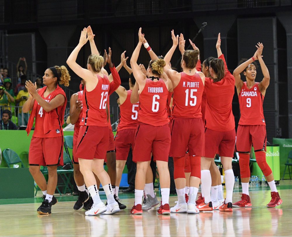Les Canadiennes saluent la foule à l'Arène de Deodoro.