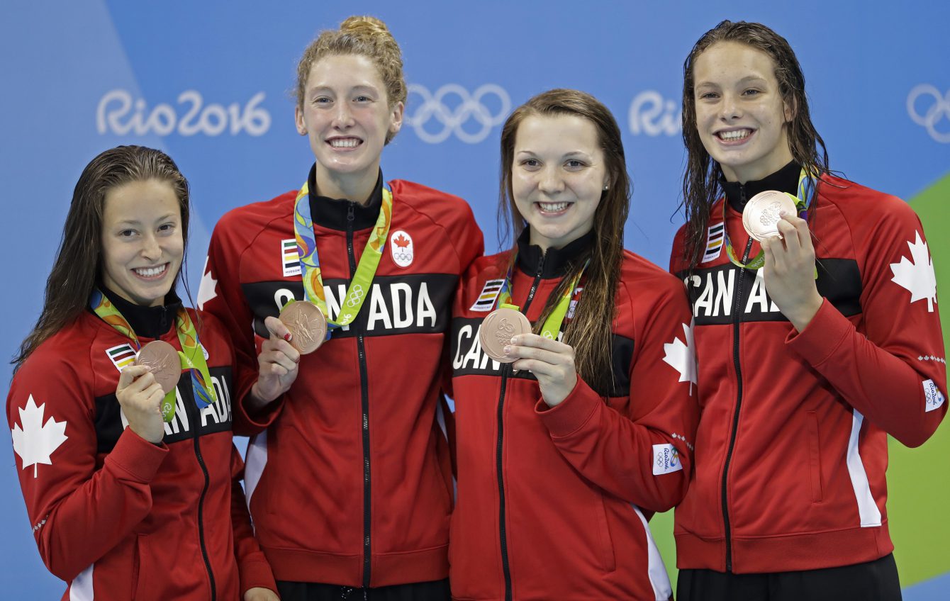 Le quatuor formé de Katerine Savard, Taylor Ruck, Brittany MacLean et Penny Oleksiak obtient le bronze au relais féminin 4x200 m aux Jeux olympiques de Rio, le 10 août 2016. (COC / Steve Boudreau)