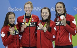 Le quatuor formé de Katerine Savard, Taylor Ruck, Brittany MacLean et Penny Oleksiak obtient le bronze au relais féminin 4x200 m aux Jeux olympiques de Rio, le 10 août 2016. (COC / Steve Boudreau)