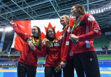 Le quatuor formé de Katerine Savard, Taylor Ruck, Brittany MacLean et Penny Oleksiak obtient le bronze au relais féminin 4x200 m aux Jeux olympiques de Rio, le 10 août 2016. (COC / Steve Boudreau)