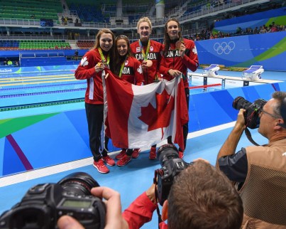 Equipe Canada - natation - Katerine Savard -Taylor Ruck - Brittany MacLean et Penny Oleksiak - Rio 2016 Le quatuor formé de Katerine Savard, Taylor Ruck, Brittany MacLean et Penny Oleksiak obtient le bronze au relais féminin 4x200 m aux Jeux olympiques de Rio, le 10 août 2016. (COC / Steve Boudreau)