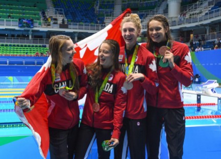 Equipe Canada - natation - Katerine Savard -Taylor Ruck - Brittany MacLean et Penny Oleksiak - Rio 2016 Le quatuor formé de Katerine Savard, Taylor Ruck, Brittany MacLean et Penny Oleksiak obtient le bronze au relais féminin 4x200 m aux Jeux olympiques de Rio, le 10 août 2016. (COC / Steve Boudreau)