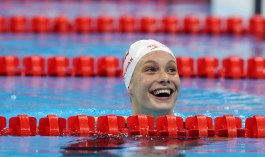 Penny Oleksiak célèbre sa médaile d'or avec l'Américaine Simone Manuel, au 100 m style libre. 11 août 2016. (AP Photo/Lee Jin-man)