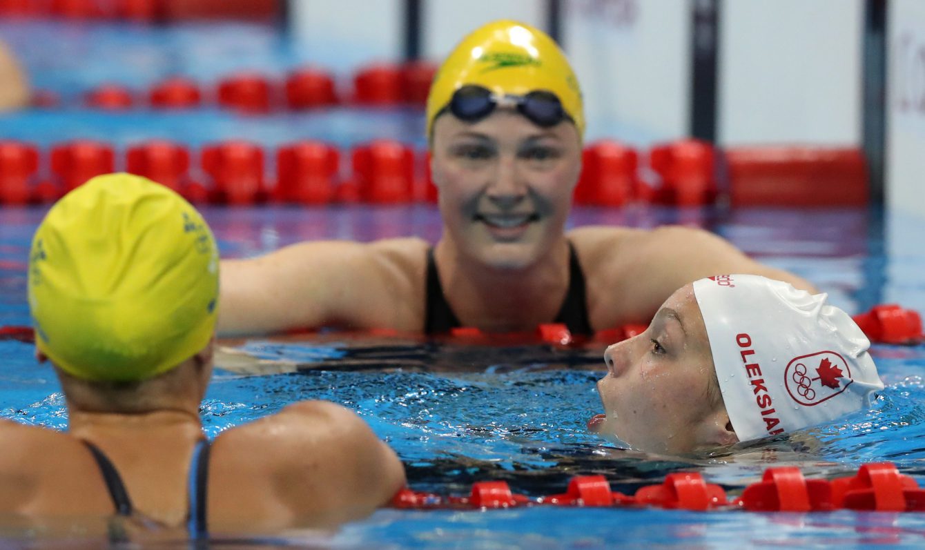 Penny Oleksiak célèbre sa médaile d'or avec l'Américaine Simone Manuel, au 100 m style libre. 11 août 2016. (AP Photo/Lee Jin-man)