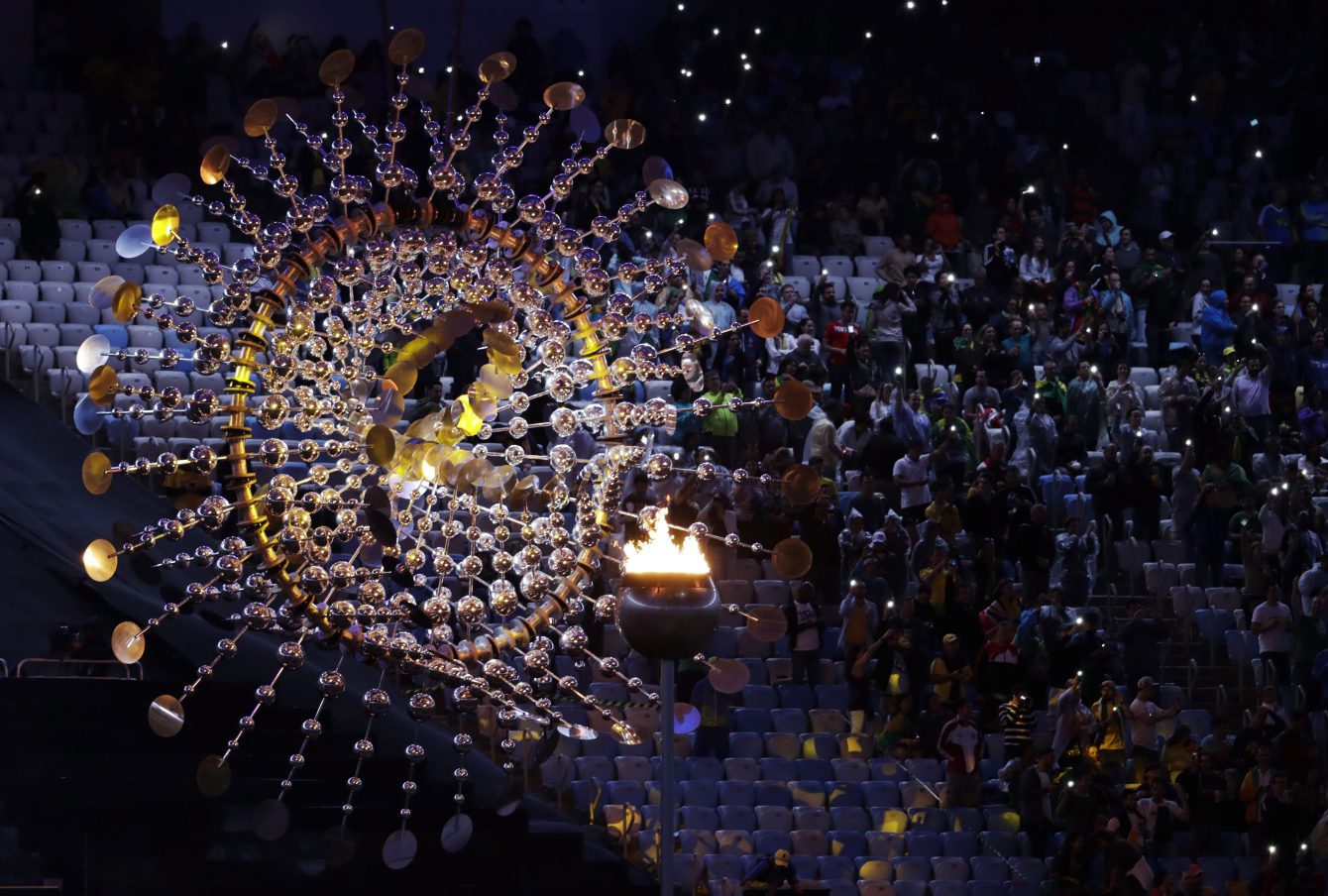 La porte-drapeau du Canada, Penny Oleksiak, lors de la cérémonie de clôture aux Jeux de 2016, à Rio. (AP Photo/Natacha Pisarenko)