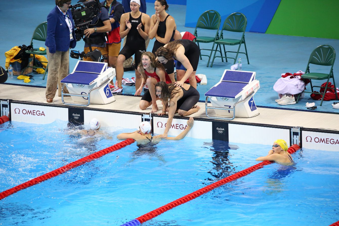 Le quatuor formé de Katerine Savard, Taylor Ruck, Brittany MacLean et Penny Oleksiak obtient le bronze au relais féminin 4x200 m aux Jeux olympiques de Rio, le 10 août 2016. (COC / Steve Boudreau)