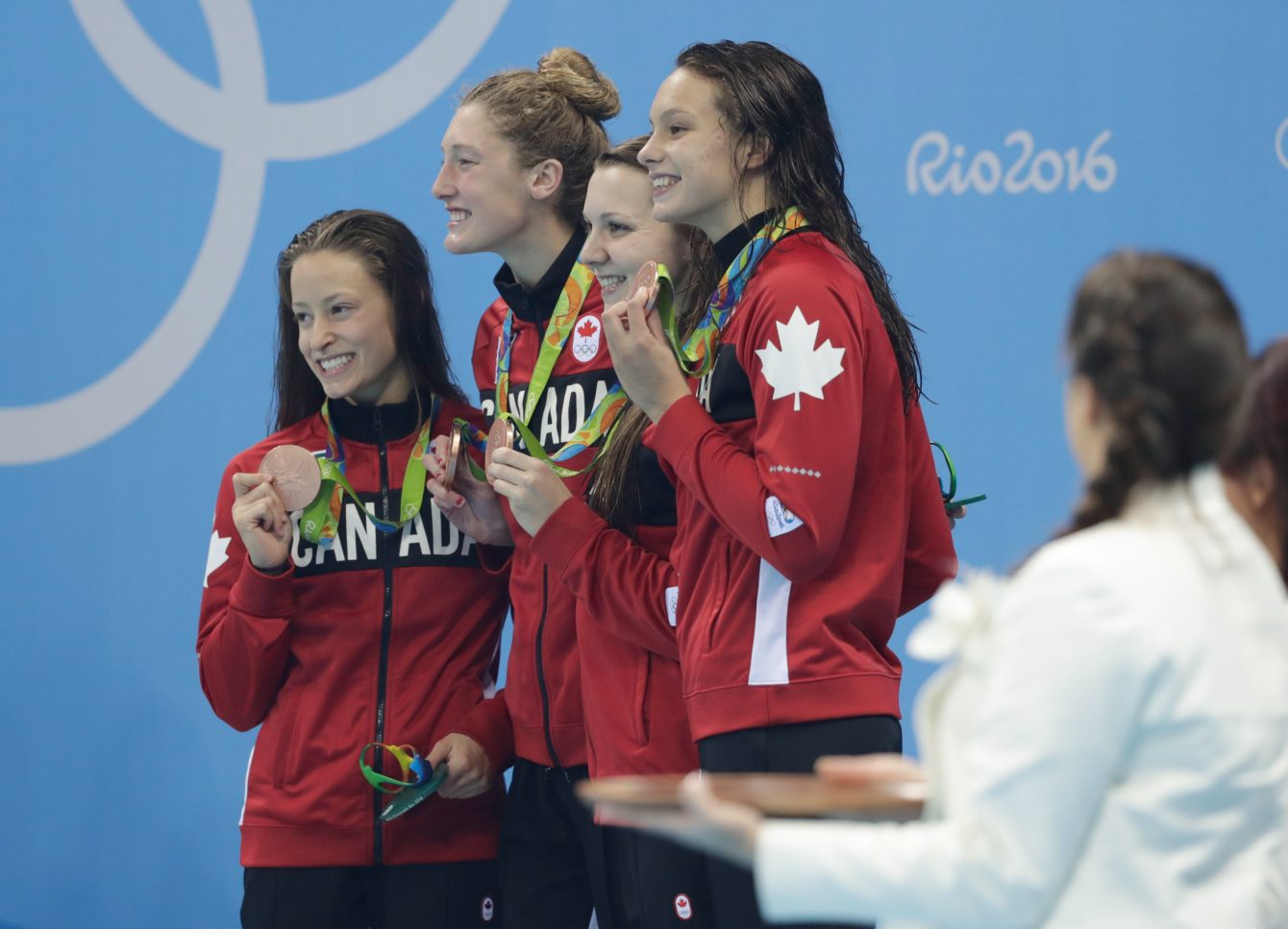 Le quatuor formé de Katerine Savard, Taylor Ruck, Brittany MacLean et Penny Oleksiak obtient le bronze au relais féminin 4x200 m aux Jeux olympiques de Rio, le 10 août 2016. (COC / Steve Boudreau)