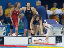 Le quatuor formé de Katerine Savard, Taylor Ruck, Brittany MacLean et Penny Oleksiak obtient le bronze au relais féminin 4x200 m aux Jeux olympiques de Rio, le 10 août 2016. (COC / Steve Boudreau)