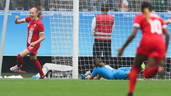 La Canadienne Janine Beckie réalisant le but le plus rapide de l'histoire du soccer féminin aux Jeux olympiques, le 3 août 2016 à São Paulo.